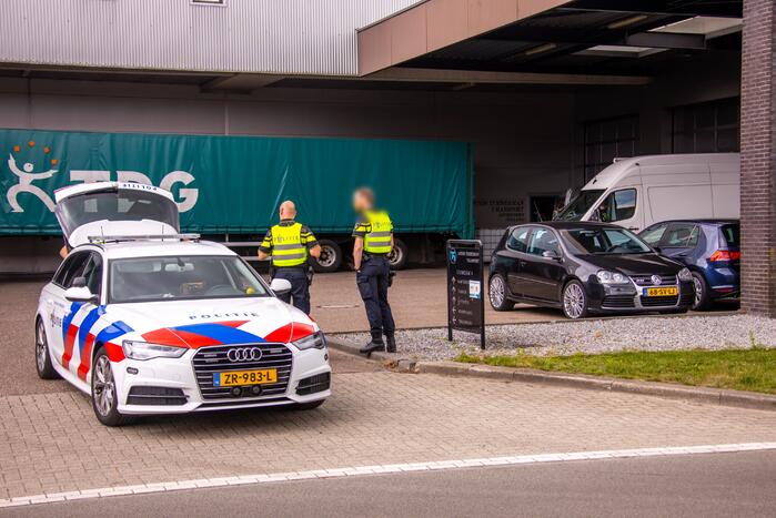 Arrestatieteam valt met zwaar geschut pand Bedrijventerrein De Wieken binnen