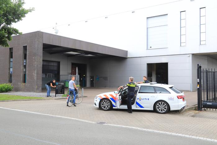 Arrestatieteam valt met zwaar geschut pand Bedrijventerrein De Wieken binnen