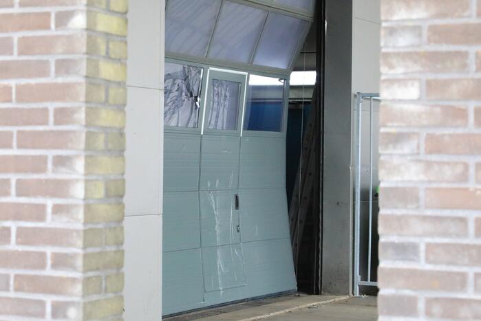 Arrestatieteam valt met zwaar geschut pand Bedrijventerrein De Wieken binnen