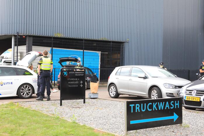 Arrestatieteam valt met zwaar geschut pand Bedrijventerrein De Wieken binnen