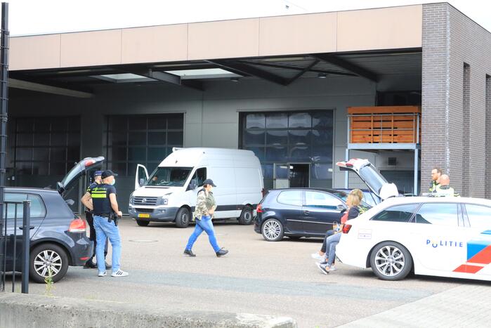 Arrestatieteam valt met zwaar geschut pand Bedrijventerrein De Wieken binnen