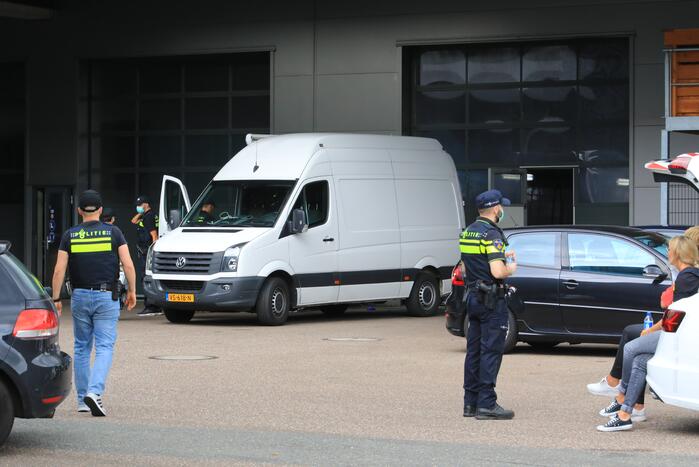 Arrestatieteam valt met zwaar geschut pand Bedrijventerrein De Wieken binnen
