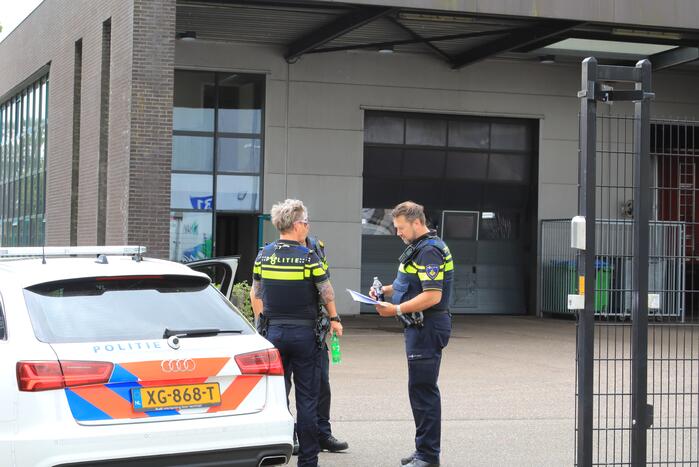 Arrestatieteam valt met zwaar geschut pand Bedrijventerrein De Wieken binnen