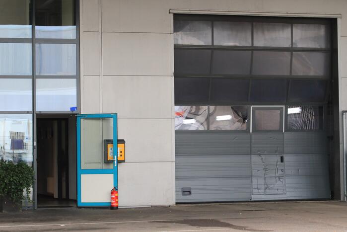 Arrestatieteam valt met zwaar geschut pand Bedrijventerrein De Wieken binnen