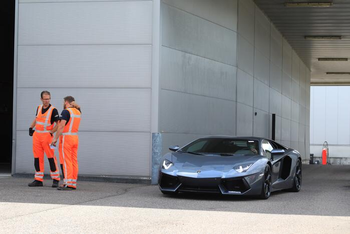 Arrestatieteam valt met zwaar geschut pand Bedrijventerrein De Wieken binnen