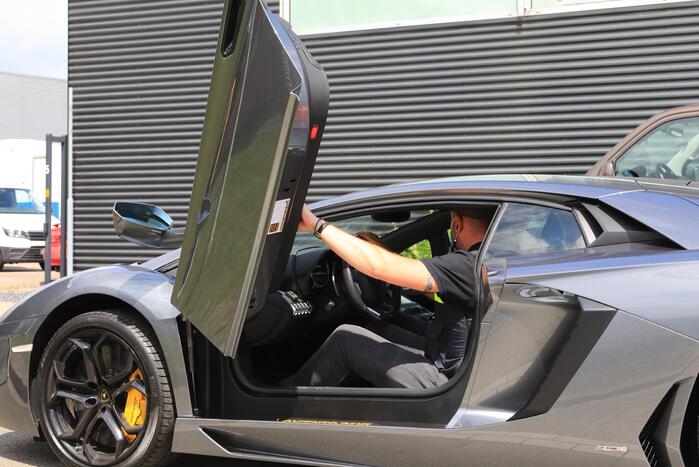 Arrestatieteam valt met zwaar geschut pand Bedrijventerrein De Wieken binnen