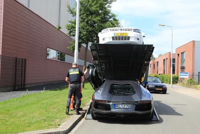 Arrestatieteam valt met zwaar geschut pand Bedrijventerrein De Wieken binnen