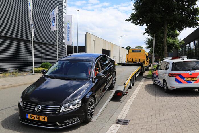 Arrestatieteam valt met zwaar geschut pand Bedrijventerrein De Wieken binnen