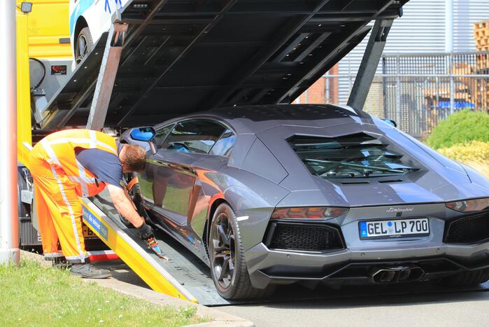 Arrestatieteam valt met zwaar geschut pand Bedrijventerrein De Wieken binnen