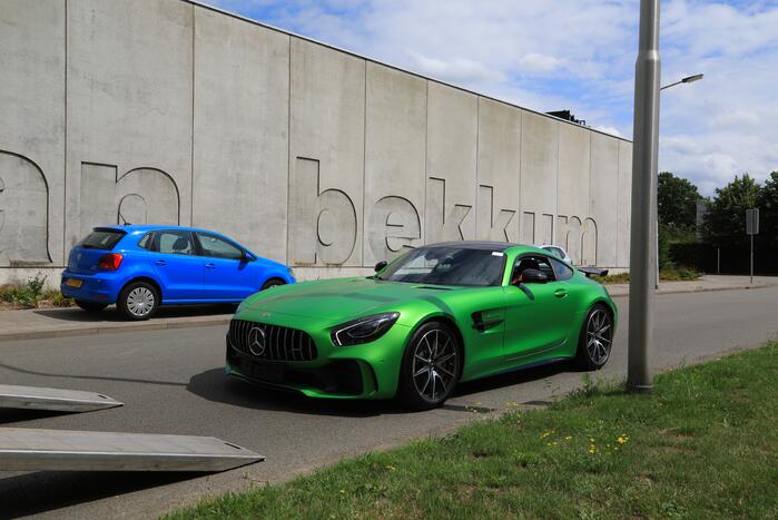 Arrestatieteam valt met zwaar geschut pand Bedrijventerrein De Wieken binnen