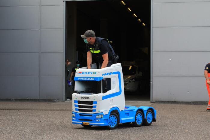 Arrestatieteam valt met zwaar geschut pand Bedrijventerrein De Wieken binnen