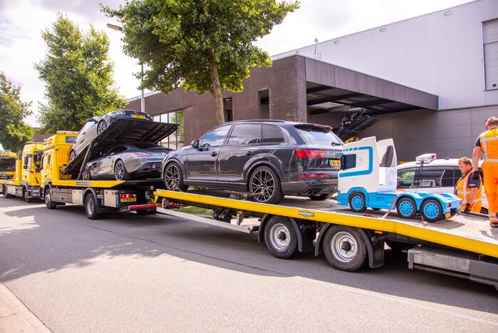 Arrestatieteam valt met zwaar geschut pand Bedrijventerrein De Wieken binnen