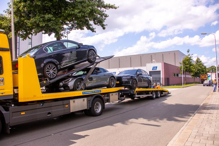 Arrestatieteam valt met zwaar geschut pand Bedrijventerrein De Wieken binnen