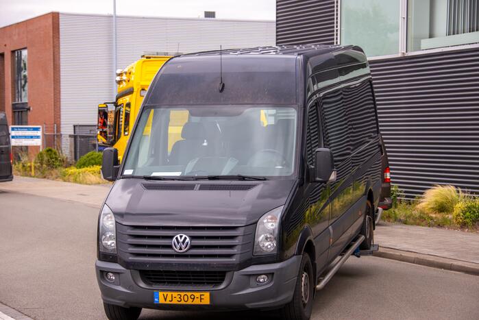 Arrestatieteam valt met zwaar geschut pand Bedrijventerrein De Wieken binnen