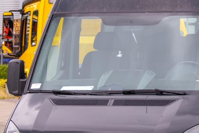 Arrestatieteam valt met zwaar geschut pand Bedrijventerrein De Wieken binnen