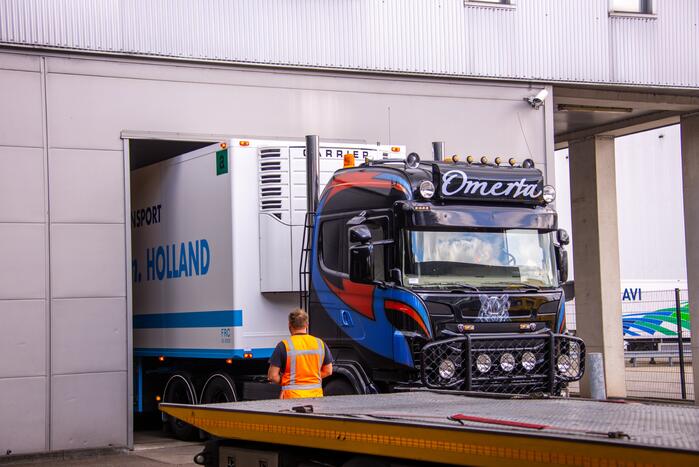 Arrestatieteam valt met zwaar geschut pand Bedrijventerrein De Wieken binnen