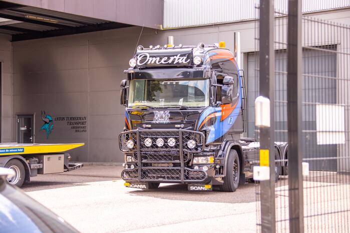 Arrestatieteam valt met zwaar geschut pand Bedrijventerrein De Wieken binnen