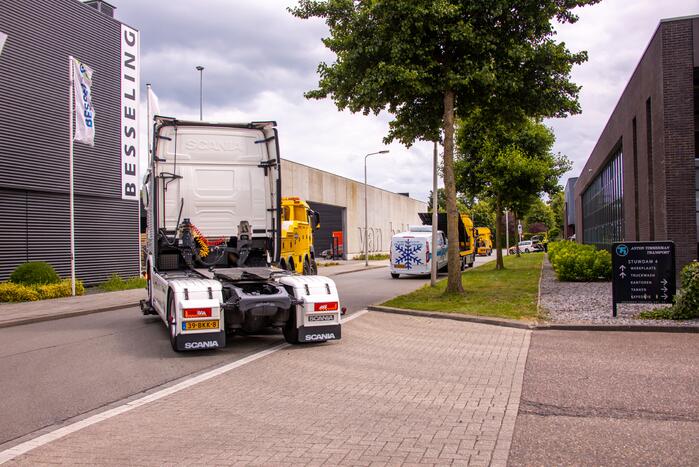 Arrestatieteam valt met zwaar geschut pand Bedrijventerrein De Wieken binnen