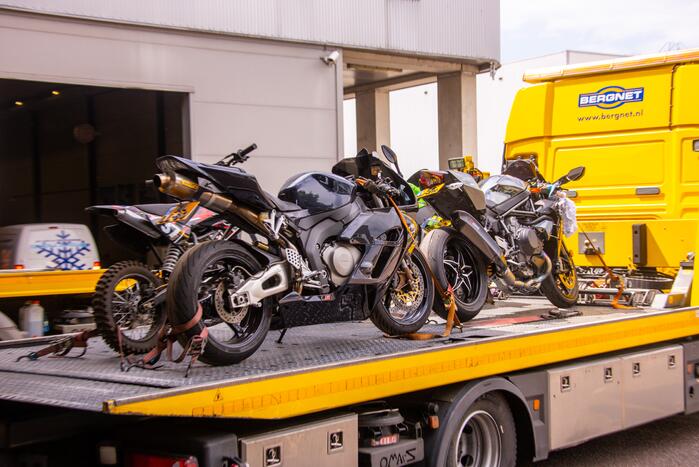 Arrestatieteam valt met zwaar geschut pand Bedrijventerrein De Wieken binnen