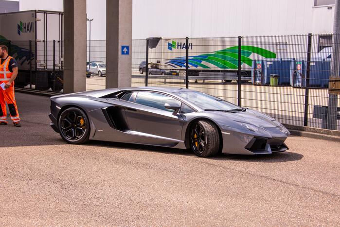 Arrestatieteam valt met zwaar geschut pand Bedrijventerrein De Wieken binnen