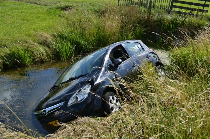 Voertuig raakt te water na inhaalactie