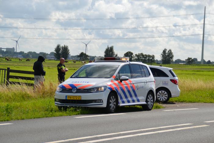 Voertuig raakt te water na inhaalactie