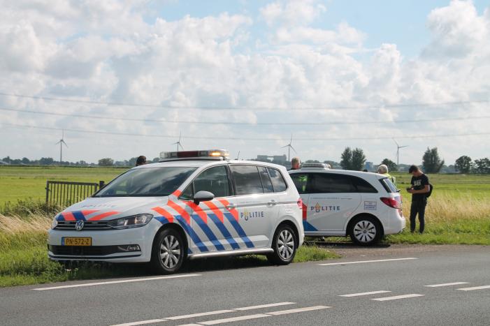 Voertuig raakt te water na inhaalactie