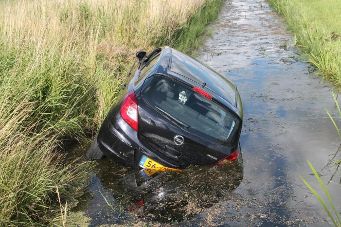 Voertuig raakt te water na inhaalactie
