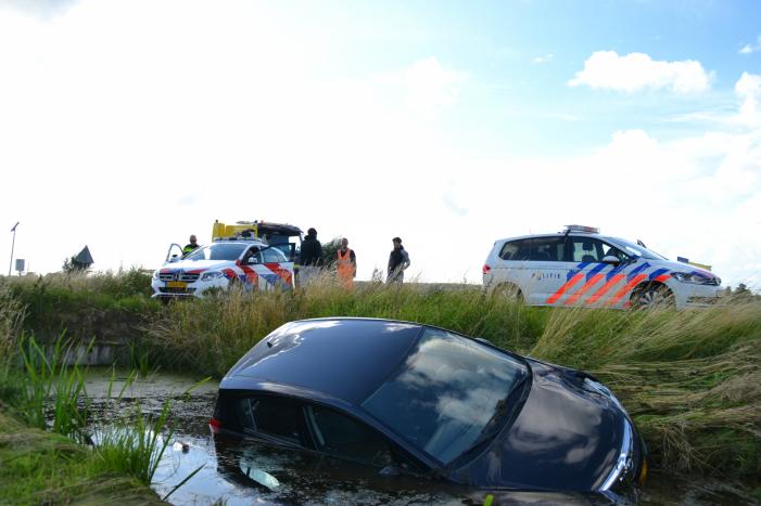 Voertuig raakt te water na inhaalactie