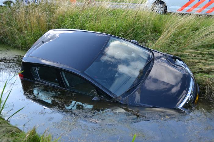 Voertuig raakt te water na inhaalactie