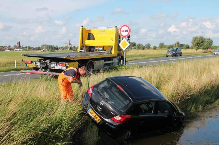 Voertuig raakt te water na inhaalactie