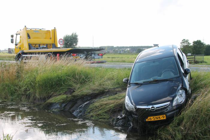 Voertuig raakt te water na inhaalactie