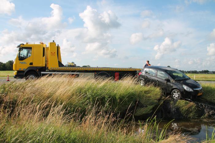 Voertuig raakt te water na inhaalactie