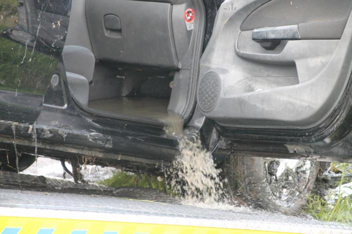 Voertuig raakt te water na inhaalactie