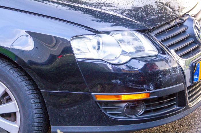 Auto botst op geparkeerde auto