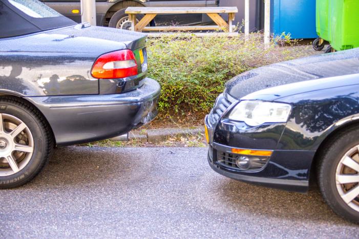 Auto botst op geparkeerde auto