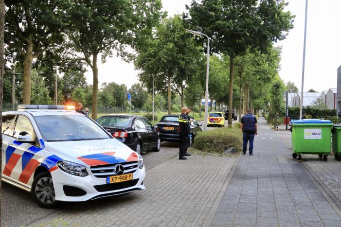 Auto botst op geparkeerde auto