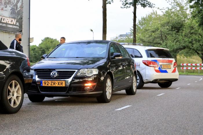 Auto botst op geparkeerde auto