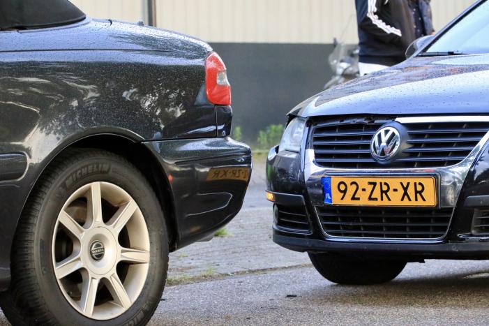 Auto botst op geparkeerde auto