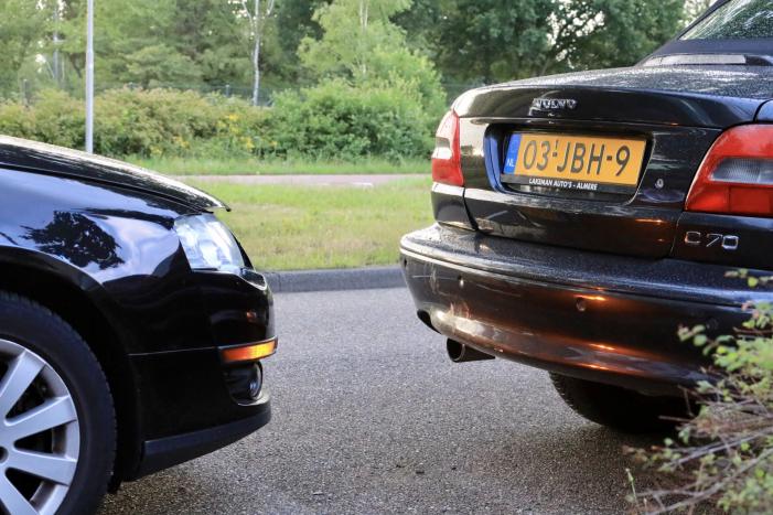Auto botst op geparkeerde auto