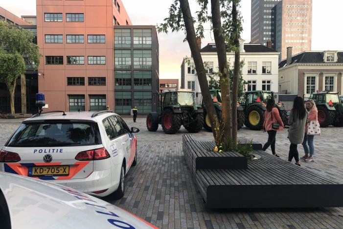 Boeren met tractoren demonstreren tegen mogelijke nieuwe voerwet