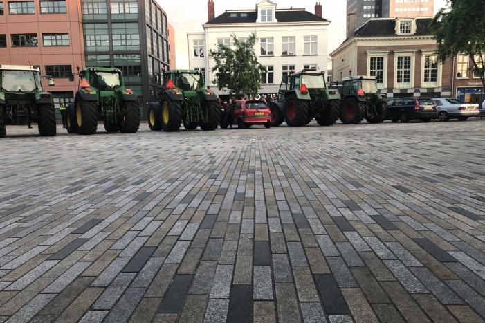 Boeren met tractoren demonstreren tegen mogelijke nieuwe voerwet
