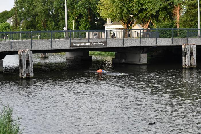 Hulpdiensten opgeroepen voor twee zwemmers