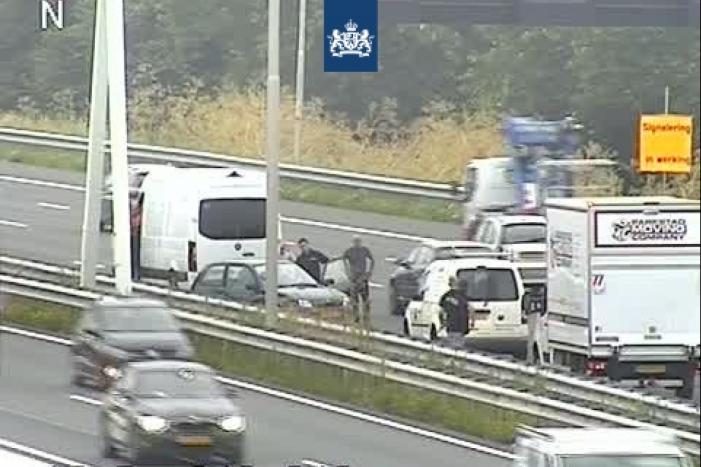 Vier auto's botsen op elkaar