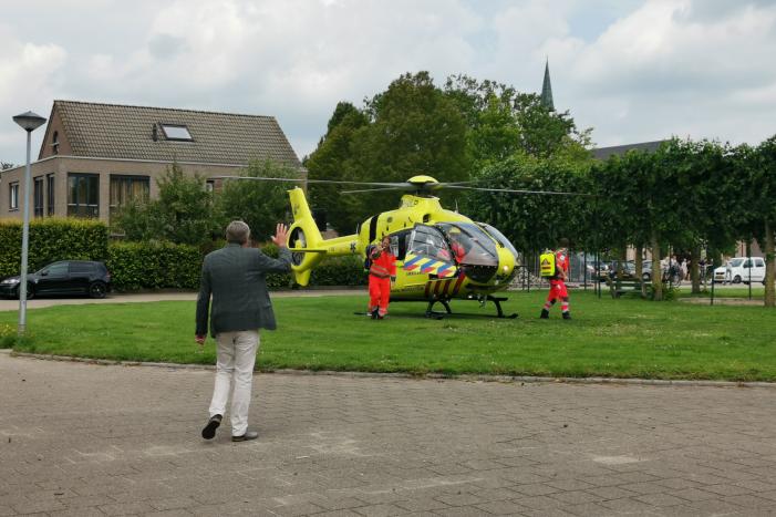 Traumahelikopter landt op grasveld voor incident in woning
