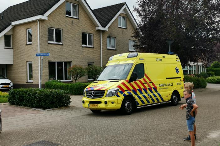 Traumahelikopter landt op grasveld voor incident in woning