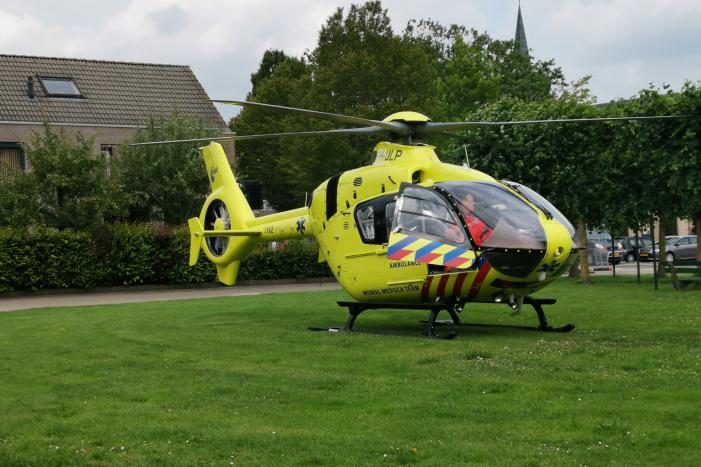 Traumahelikopter landt op grasveld voor incident in woning