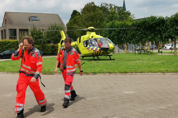 Traumahelikopter landt op grasveld voor incident in woning