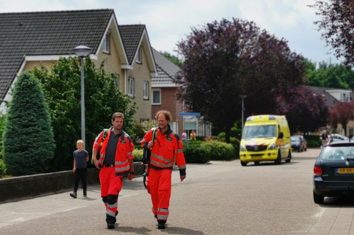 Traumahelikopter landt op grasveld voor incident in woning