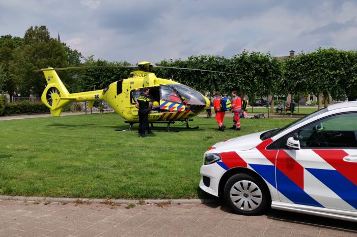 Traumahelikopter landt op grasveld voor incident in woning